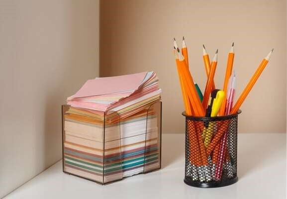 Rahulik loov töölaud paberite ja kirjutusvahenditega